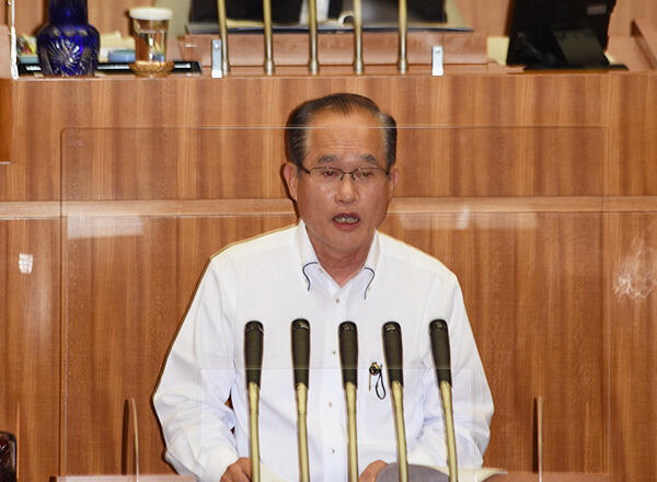 坪井県議が第３５１回定例県議会に代表質問で登壇　新型コロナ対策などで県の具体的な対応をただす