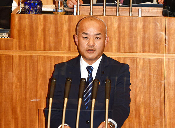 島山県議が第３５６回定例県議会で代表質問に登壇　来年度予算編成方針などについて県の姿勢をただす