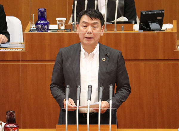 第３５８回定例県議会で越田県議が代表質問に登壇　県政推進の基本姿勢など県の考えをただす