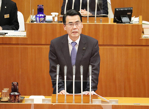 伊藤県議が第３６１回県議会で代表質問に登壇　令和５年度予算編成などについて県の考えをただす