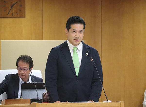 第３６３回定例県会で小泉県議が代表質問に登壇　県庁舎再整備や中小企業支援への県の考えをただす