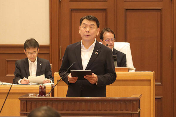 第３６４回定例県議会で越田県議が代表質問に登壇　財政余剰金の使途をはじめ施策への県の姿勢をただす