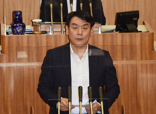 第３４９回定例県議会で越田県議が代表質問に登壇　新型コロナウイルス感染症への対応などで県の姿勢をただす